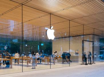 Apple Shuts Down First Store in China