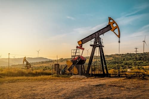 توتر الأسواق يرفع الذهب ويكبح النفط رغم جهود ترمب