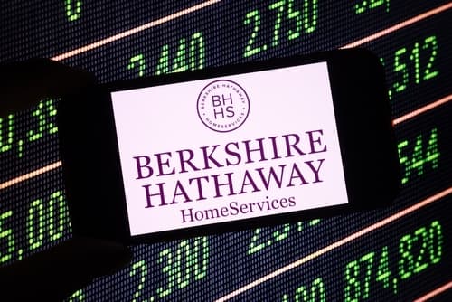 Berkshire Hathaway Continues to Cut Its Apple Stake